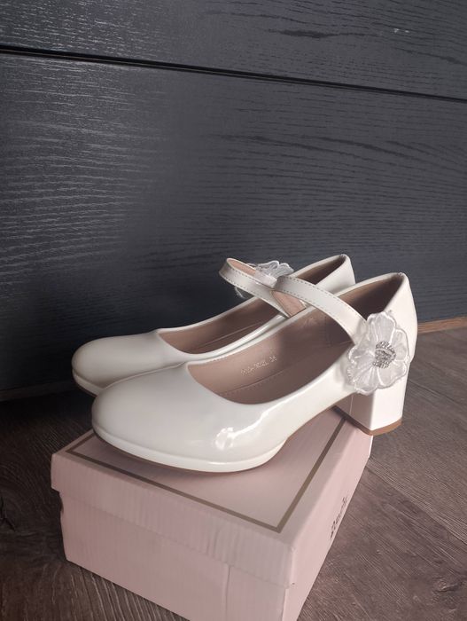 Buty białe komunijne z kwiatem
