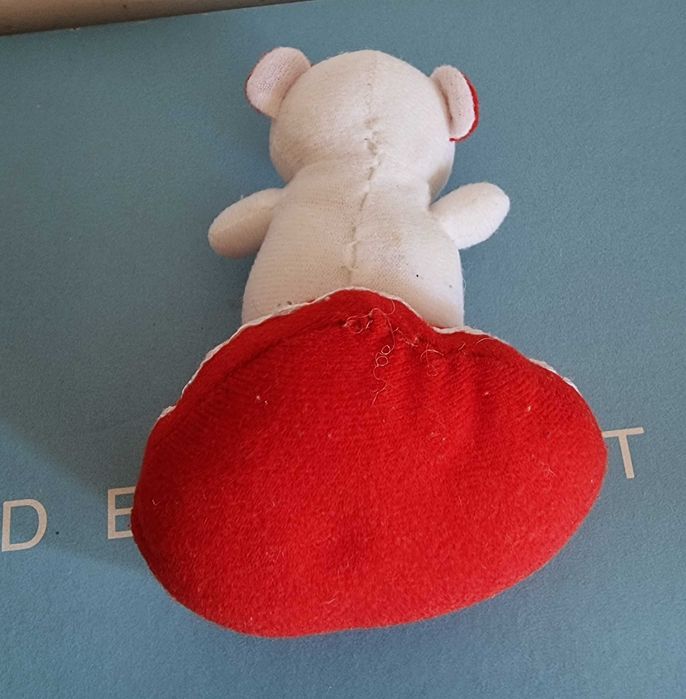 Urso pequeno de peluche branco e vermelho "I Love You"