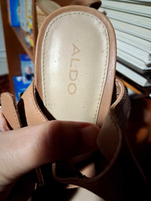 Macacão,com sandália Aldo.