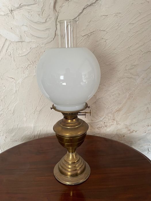 Lampa naftowa biały klosz