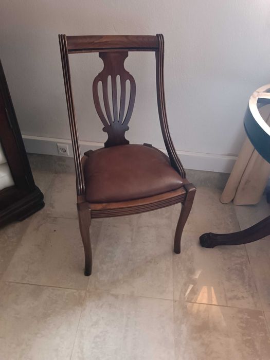 Ofereço mesa de jantar na compra de 4cadeiras