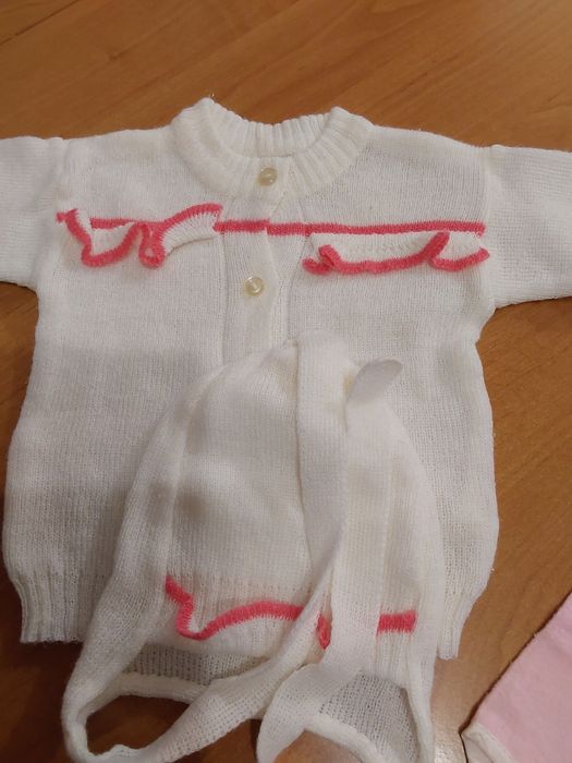 Niemowlęcy komplet dziergany sweterek, śpiochy, czapeczka 68-74 nowy