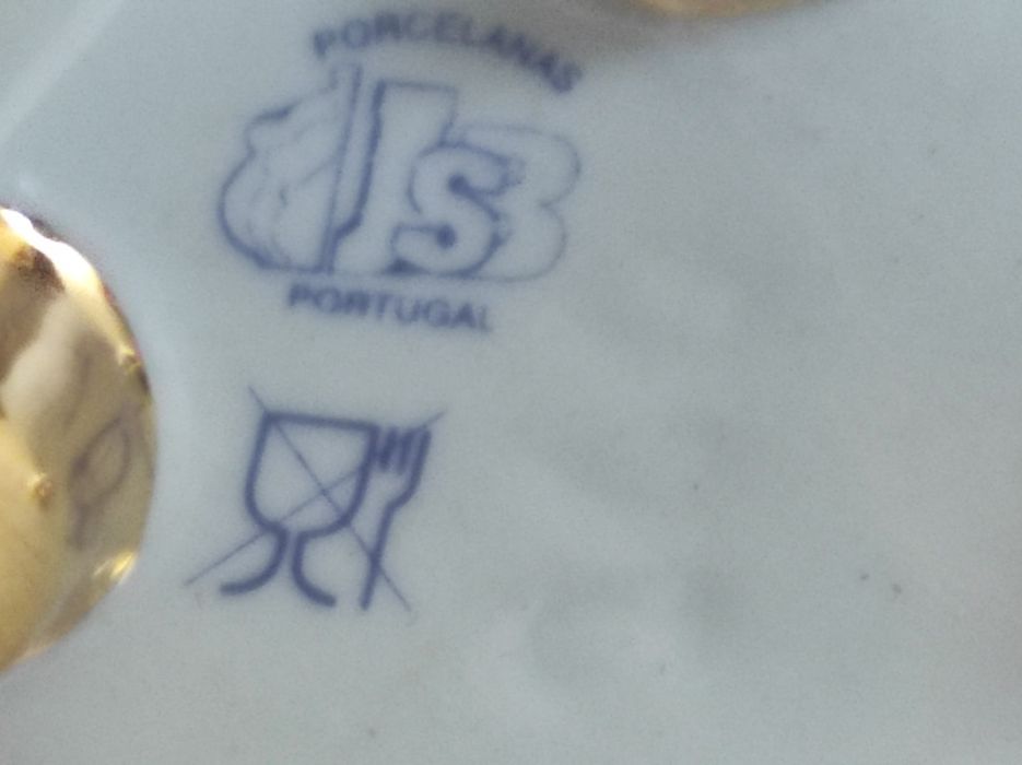 Guarda Jóias e uma caneca