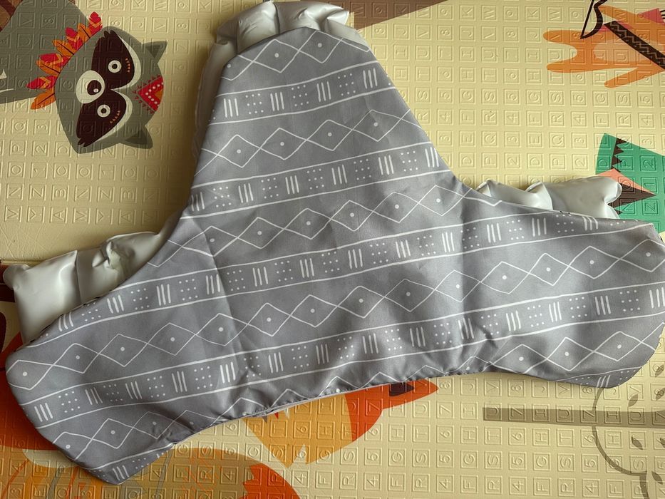 Подушка в стілець для годування IKEA