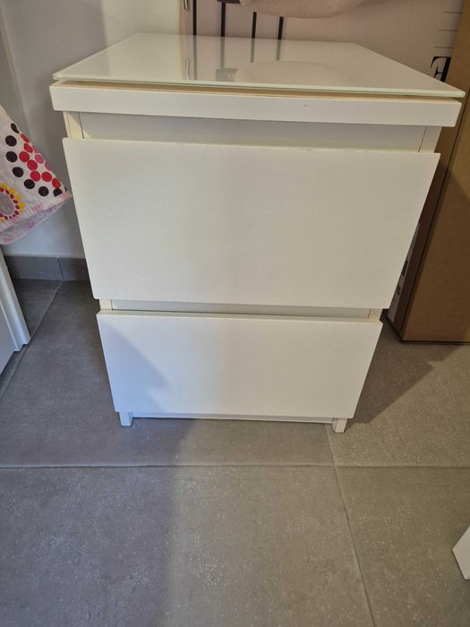 Cama brimnes com cabeceira,  cómoda  ,e mesinha de cabeceira