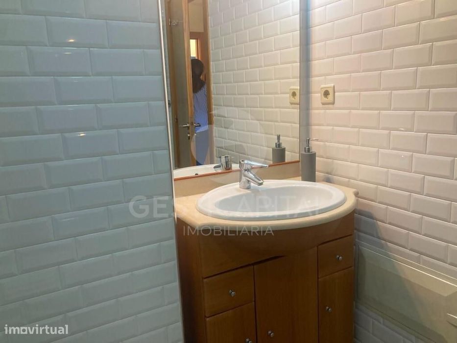 Apartamento T3 com Suite, 2 Varandas e Garagem para 2 Carros  em linha