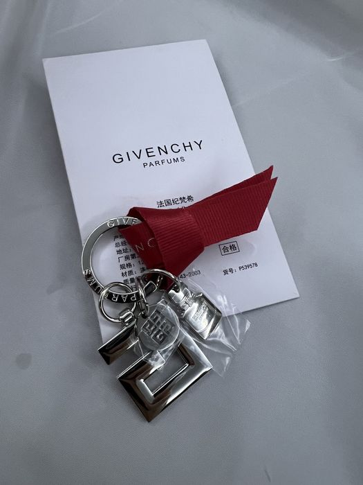Брелок  givenchy новий