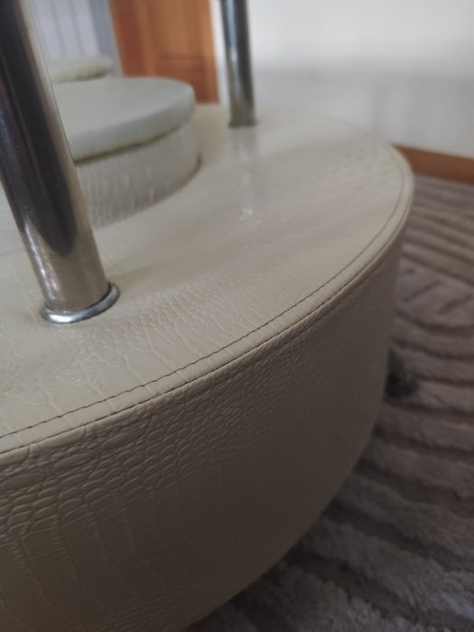 Mesa apoio sala com puffs