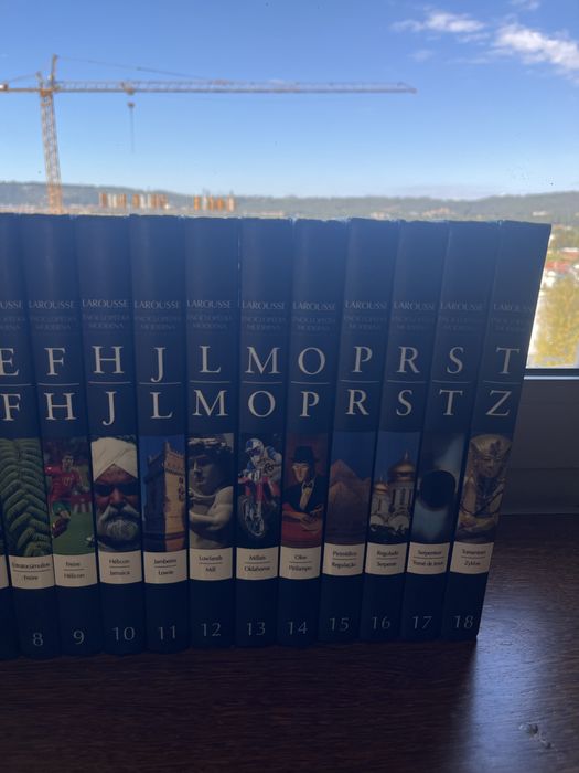 Livros Larousse - Enciclopédia Moderna
