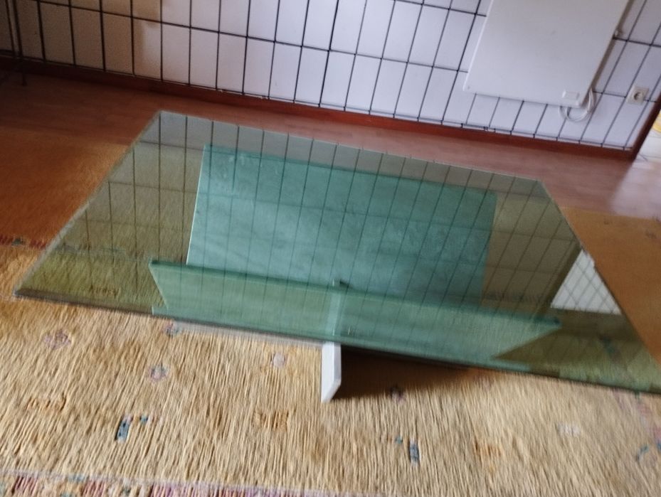 Mesa de sala de centro sala de estar.Em mármore Viana Verde e Vidro  V