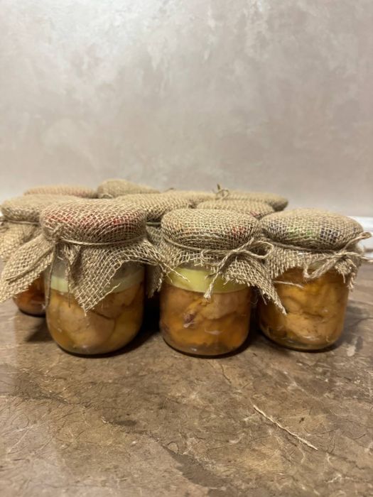 Тушонка домашня з яловичини, свинини, курки в автоклаві. Копченості