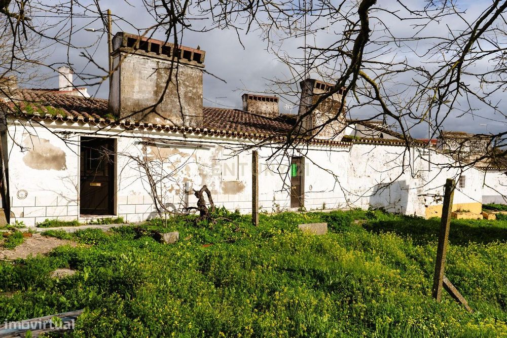 Moradia para recuperação com 6 divisões e terreno rústico com 3654 m2 — São Lourenço De Mamporcão E São Bento De Ana Loura, Évora
