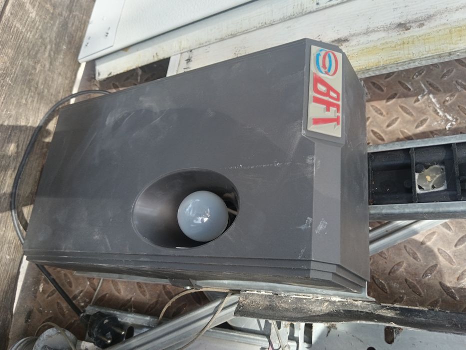 Portão selecionado em bom estado para desocupar com 2.45 altura e 3.30 largura com motor btf