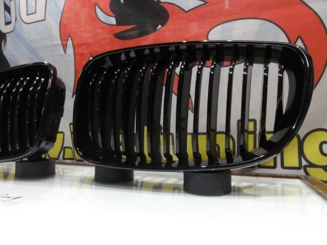 Grelha frontal BMW E81 / E82 / E87 / E88 LCI 07-11 M4 look / dupla lamina em preto piano brilhante