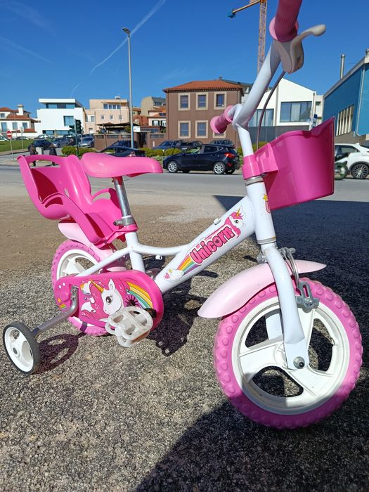 Bicicleta com capacete de criança! Dinheiro na mão!