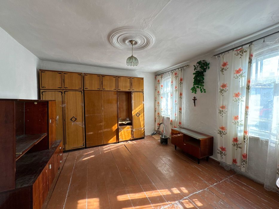 Продаж фасадного приміщення та 13 соток землі в Житомирі