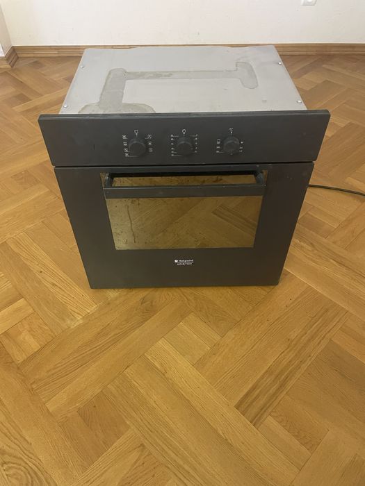 Духова піч вбудована Ariston .