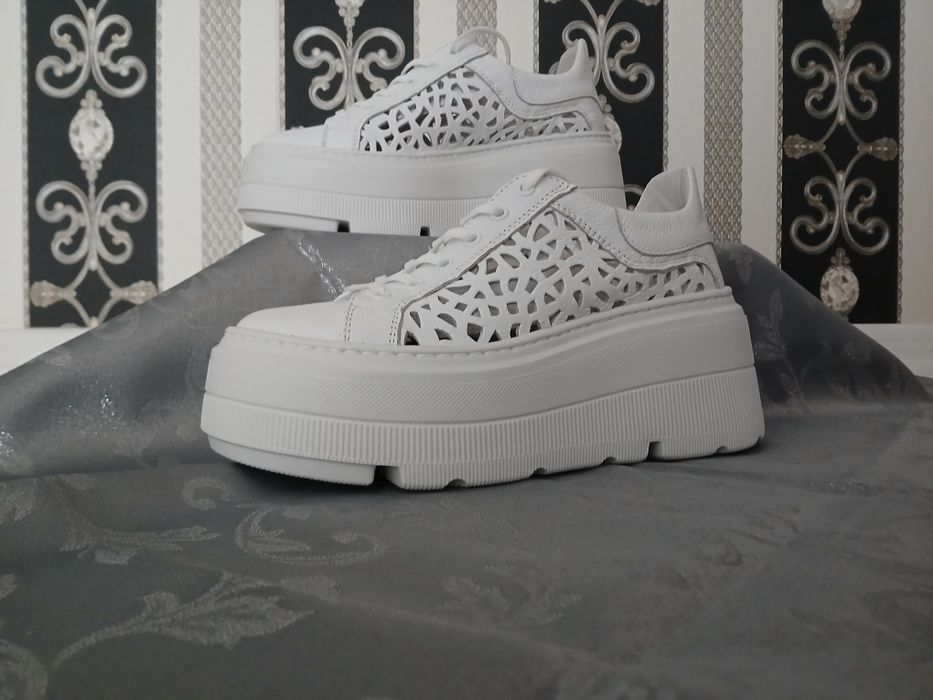 Piekne biale snikersy skóra  rozm.38