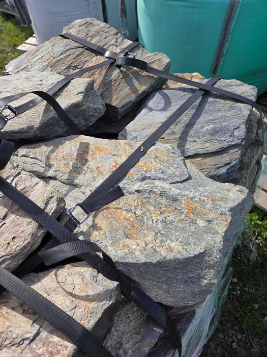 Kamień nieformowany na ścieżki. Szarogłaz