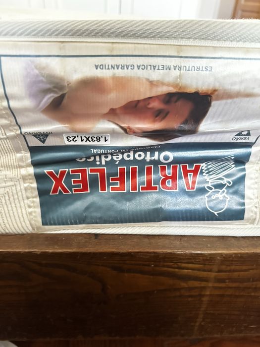 Cama com colchão e comoda