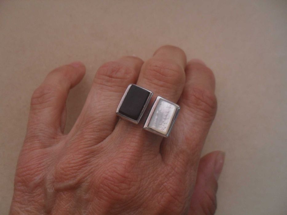 Srebrny pierścionek - muszla i onyks - cena ost