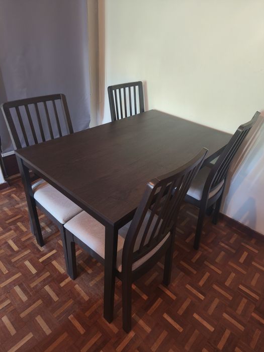 Recheio de casa: Como novo - Mesa de refeição + 4 Cadeiras