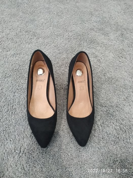 Sapatos salto alto pretos clássicos