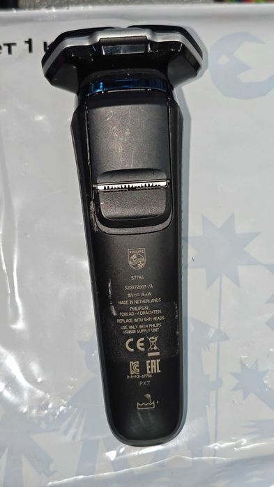 Електробритва Philips моделі S5884.