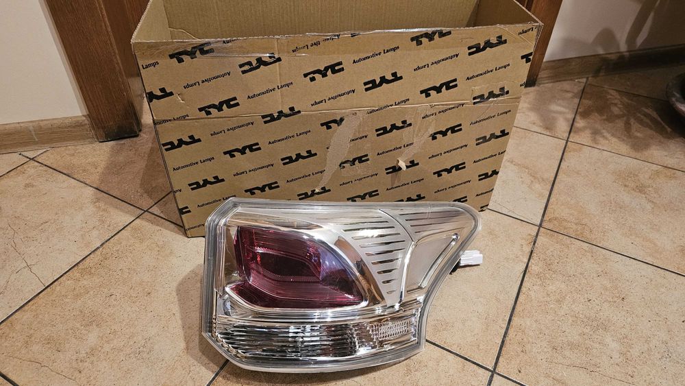 Lampa prawa tylna MITSUBISHI OUTLANDER 2012