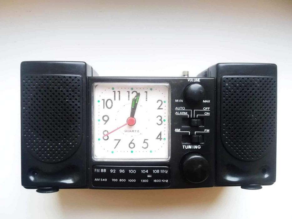 Годинник з будильником та радіо з 90-х років,новий ,НЮАНС.