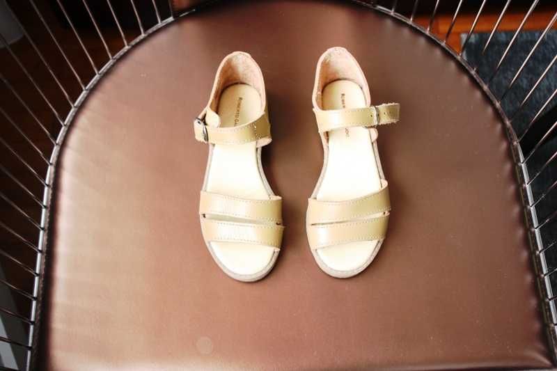 Sandálias em pele bege de criança ROBERT GARRUDO como NOVAS tamanho 29