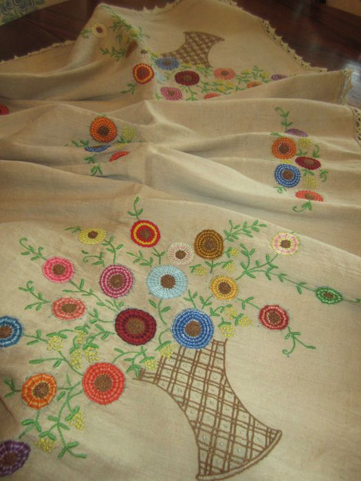 Bela  Toalha Linho do Tear Bordada Manualmente