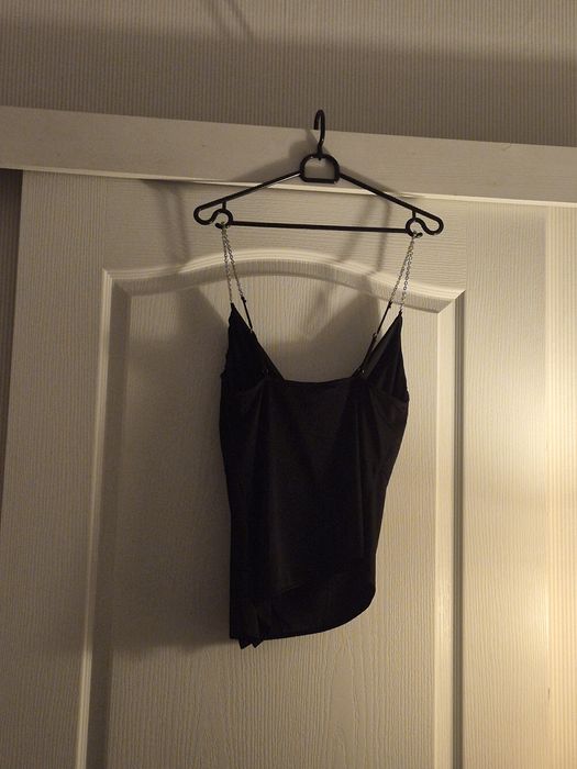 Czarny top na ramiączkach  Bershka