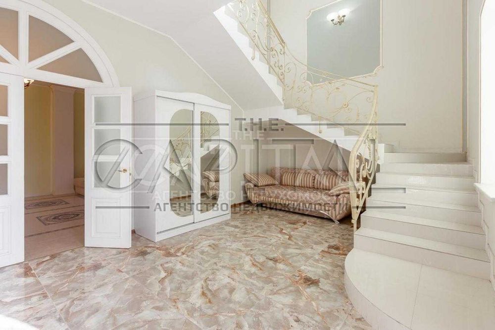 Оренда будинку в центрі міста з басейном!