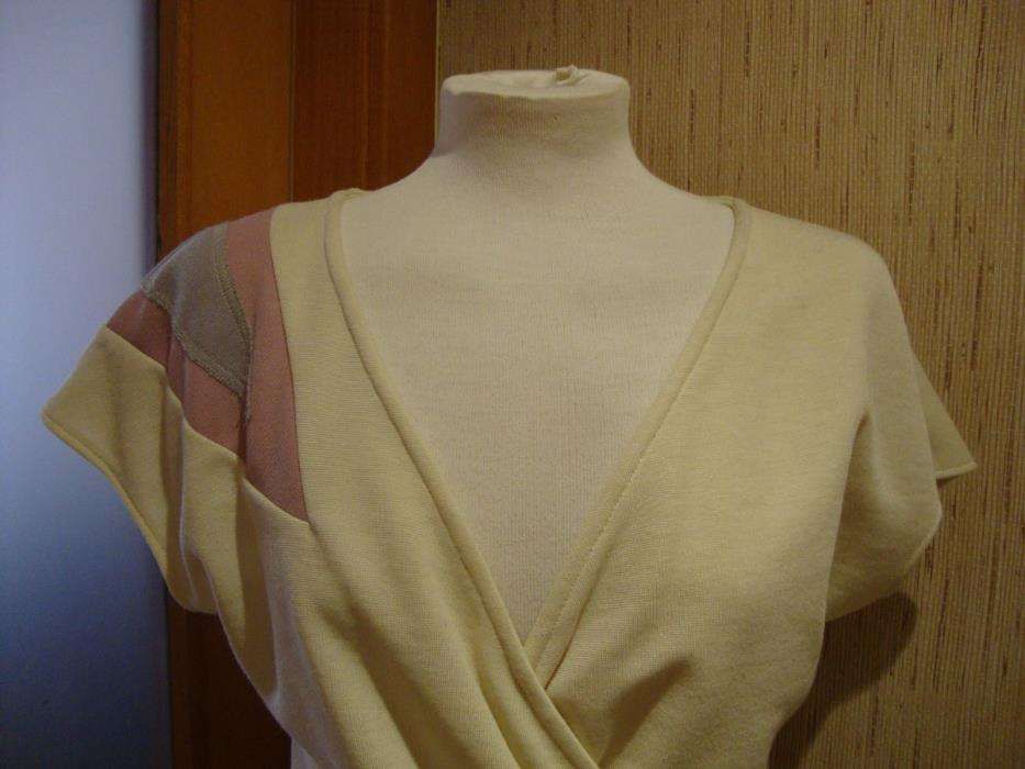 Vestido branco com efeito tipo trespasse no peito