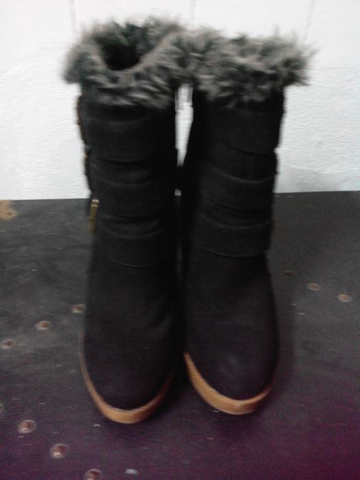 Botas pretas novas