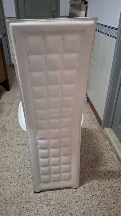 Cadeira em branco, em excelente estado.