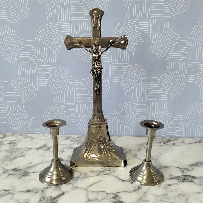 Stary krzyż Arma Christi plus świeczniki