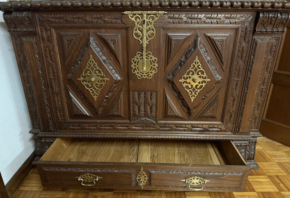 Arca em talha manual