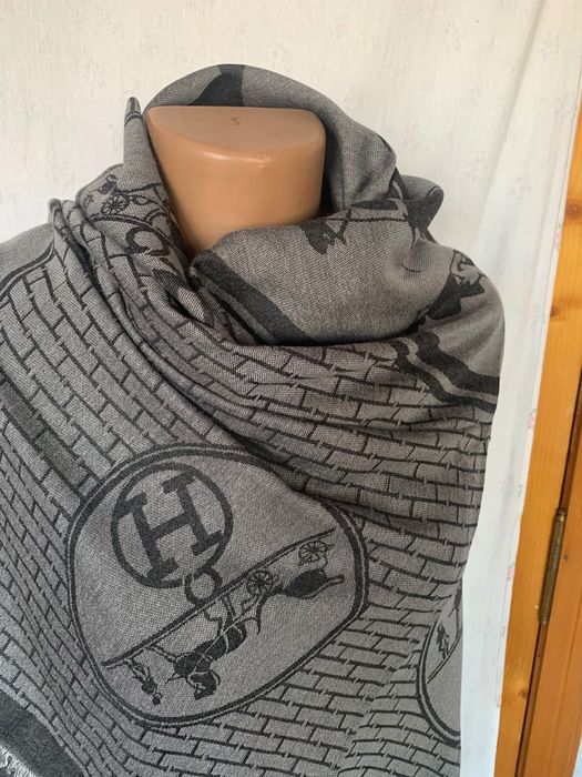 Жакардова шаль сірого кольору.