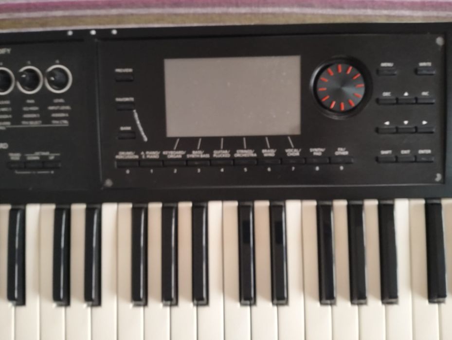 Roland FA-07 bom estado + saco Roland