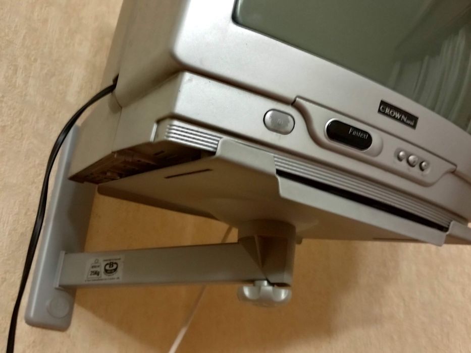 Televisão pequena com suporte de parede