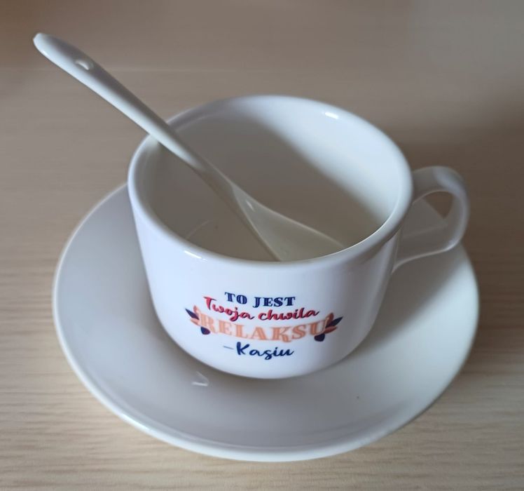 Elegancka filiżanka na spodku z ceramiczną łyżeczką Prezent Kasia