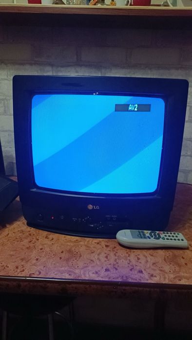Маленький телевізор LG.
