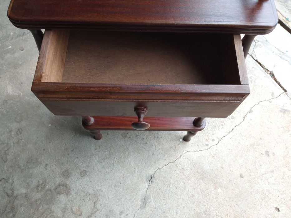 Mesa de cabeceira/ pequena mesa apoio