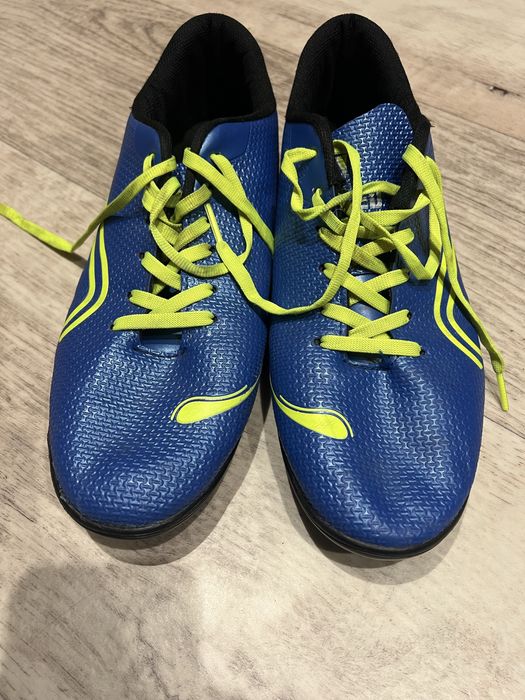 Футбольне взуття.