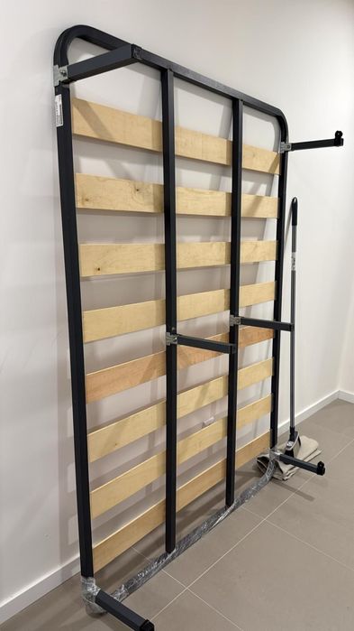 Estrado de cama com pés