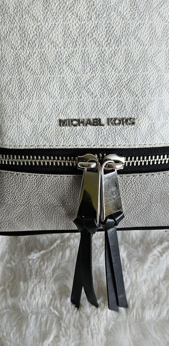 Sprzedam Piękny plecaczek Mini rhea firmy Michael Kors 

Plecacz