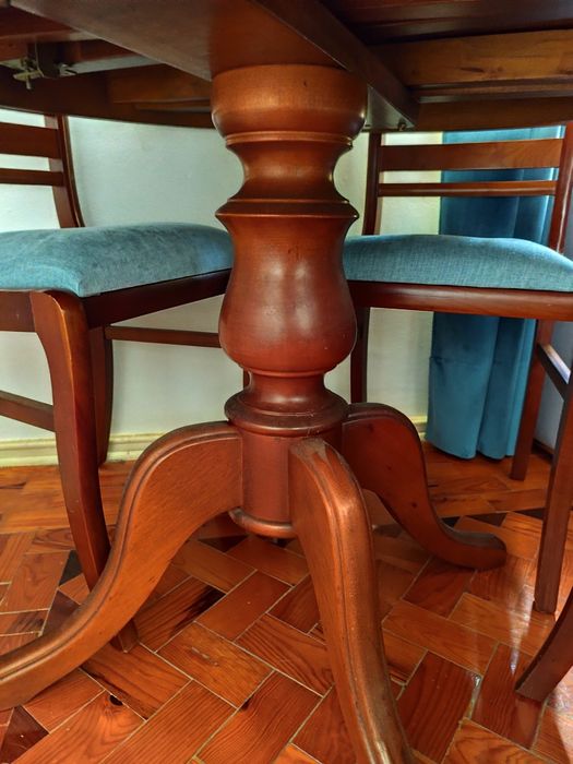 Mesa de jantar e cadeiras em cerejeira maciça