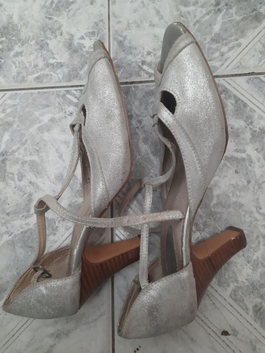 Bugatti srebrne sandałki na obcasie 39